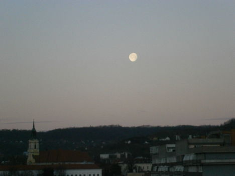 Korán fekszik ma a Hold :-)