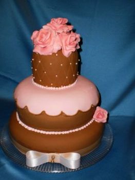 Emeletes barna-rózsaszín torta