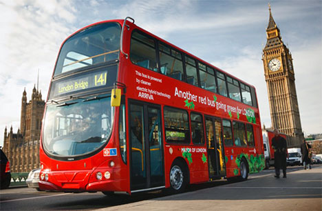 Linának nagy kedvencei a pros,Londoni buszok!Mártikától szeretettell!