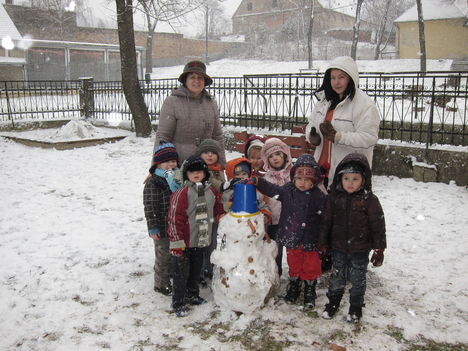 Az első hóember az óvoda kiscsoportjában