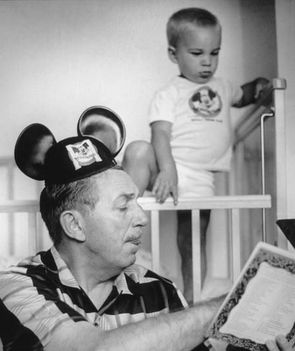 Walt Disney mesét olvas unokájának...