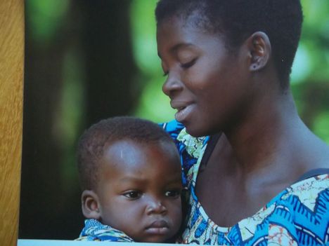 afrikai anya gyermekével 