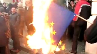 EU zászlóégetés a lengyelországi magyar nagykövetség előtt