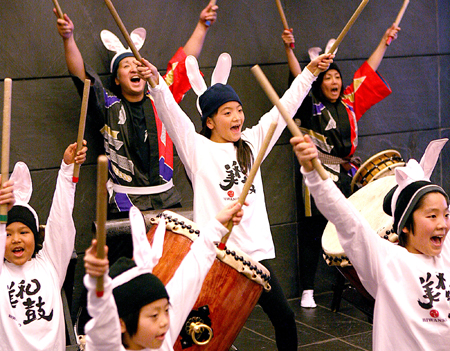 Újévet ünneplő japán gyerekek