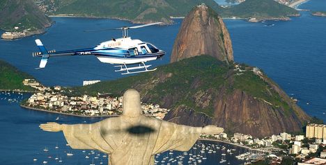 Helicoptero com sombra no Cristo