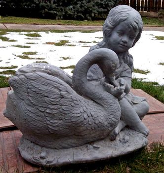 téli kert  hattyú kislánnyal kőbe zárva