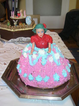 PICT0085 Bogikám névnapjára készítettem ezt a Barbie tortát.