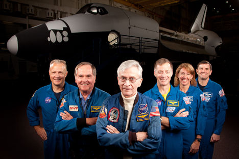 STS-1, az első űrsikló küldetés, és az STS-135, az utolsó űrsikló küldetés személyzete