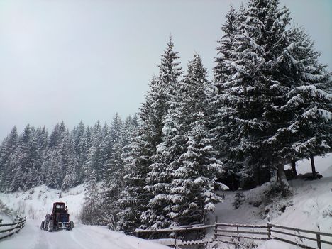 Elakadt az útat takaritó gép is