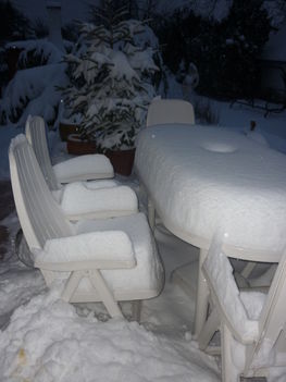 magasított terítő, székek szószerint hófehér párnákkal