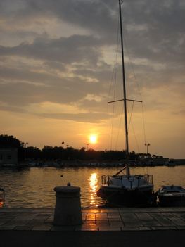 Lemegy a nap Supetar kikötő