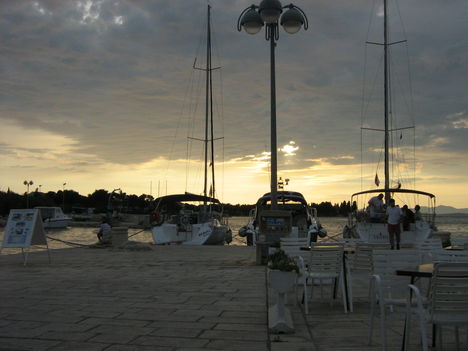 Vitorlások pihenőn Supetar kikötő