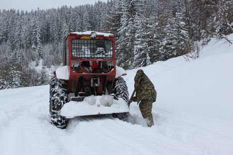 Ez a hó még a traktornak is sok!