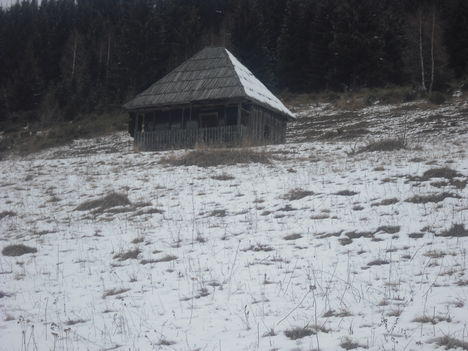 Kicsi ház a havas tájban
