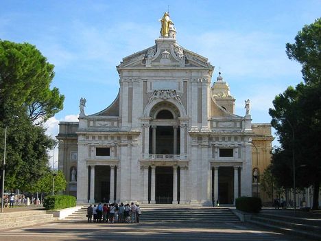 800px-Assisi_S_Maria_degli_Angeli