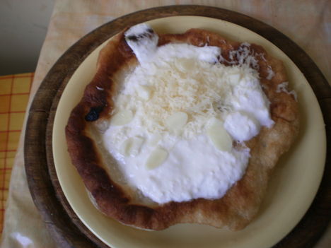 tejfeles-fokhagymás-sajtos lángos