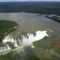 Az Iguacu folyó kanyarulatában van a vízesés rendszer
