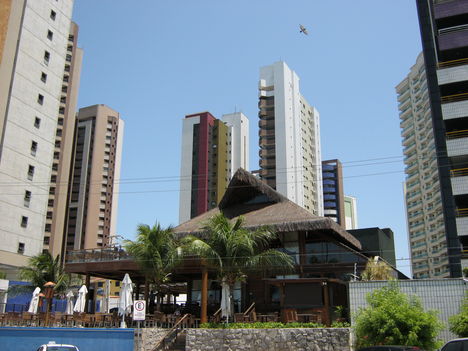 Nádtetős étterem Fortaleza toronyházai között, Ceará állam, Brazília