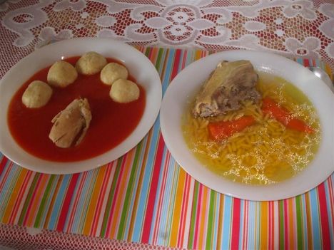 Mai ebéd:: tyúkhús leves,paradicsom  mártás,krumligombóccal,és a főtt husival