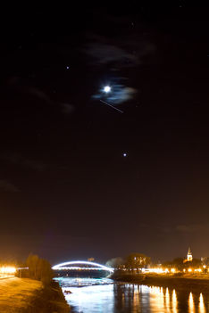 A Vénusz, a Hold és a Jupiter 2012. február 26-án a szolnoki Tiszavirág híd fölött - a Nemzetközi Űrállomás nyomával. 