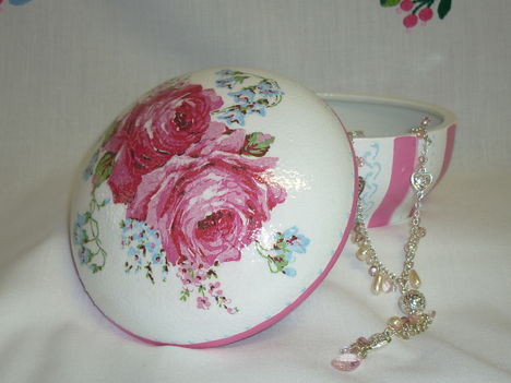 Rózsás porcelán ékszertartó