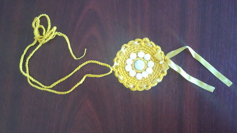 Sarga szallagos medal, feher lapos gyongyhaz kovekkel-20120301453