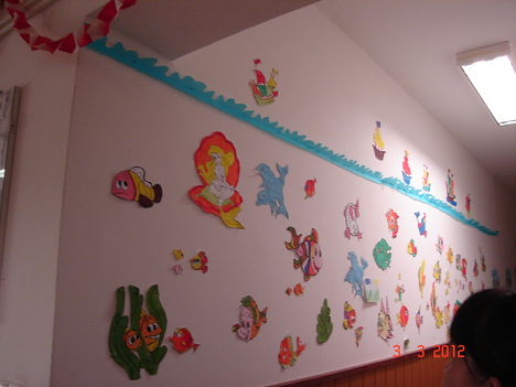 Gyerekek rajzai a falon