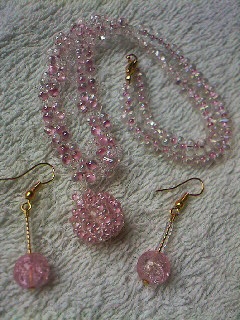 Rózsaszínű medálos nyaklánc és fülbevaló