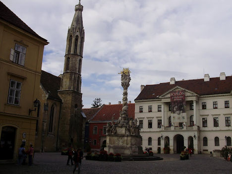 Sopron-főtér:Szentháromság szoborral