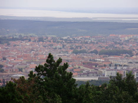 SOPRON-Károly kilátóról készült fotó,távol a Fertő tó