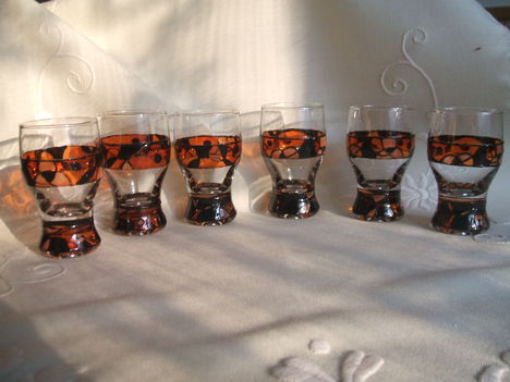 narancssárga-fekete pohárkák