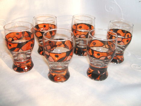 narancssárga-fekete pohárkák