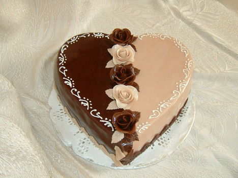 Szív torta drapp-barna díszítéssel