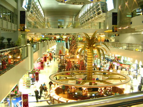 dubai 10 Dubai airport karácsonyi díszben