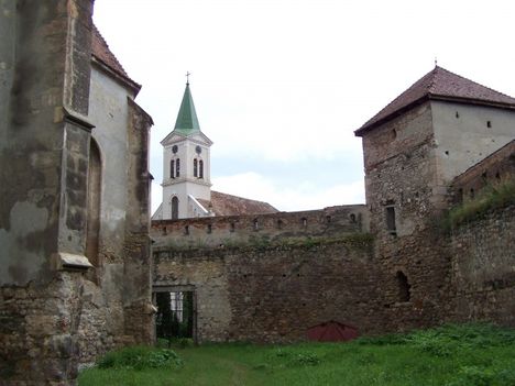 Nagyenyed - a templom szentélye balra,szemben a váron kivűl levő katolikus templom