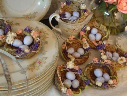 cute-idea-nests-colorful-eggs-decoration-pretty-easter-table-setting-decor-eggs-cute-stylish-inspiration-layout-special