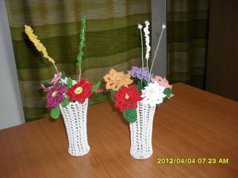 horgolt virág-váza