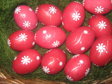 Improvizált piros tojások