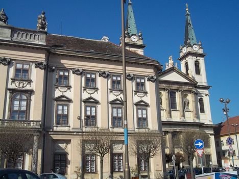 Püspöki Palota- mellette a Sarlós Boldogasszony Főszékesegyház