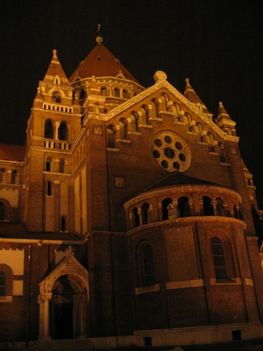 Hungary_szeged_dome_night_3