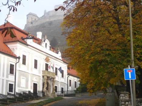 Sümeg-felújított püspöki palota a vár tövében 2011 november