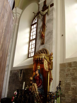 Sümeg-Ferences templom főoltár mögött a Fájdalmas Szűz szobra PIÉTA