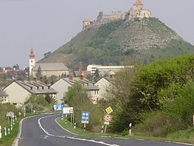 Sümeg-vár a magas dombon,és környéke a Ferences templommal