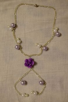 lila virágos nyaklánc