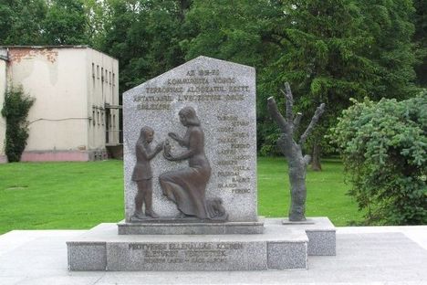 A 1919-es kommunista vörös terror áldozatainak emlékműve Csornán (Rábacsanaki kötődés)