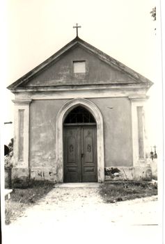 Am Friedhof der Eingang zur Kapelle
