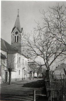 Gasse von dem Friedhof aus zu der evangelischen Kirche