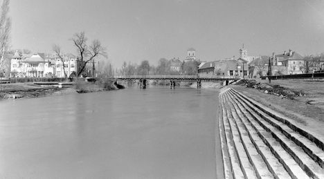1955. Győr, Rába part