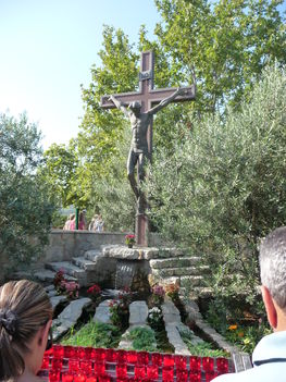 Könnyező Jézus szobor a templom kertben