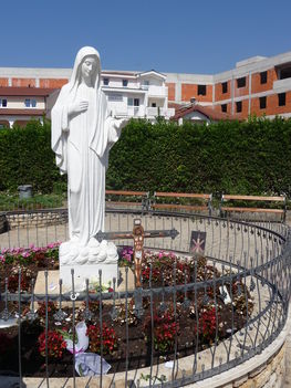 Mária szobor a templom előtt